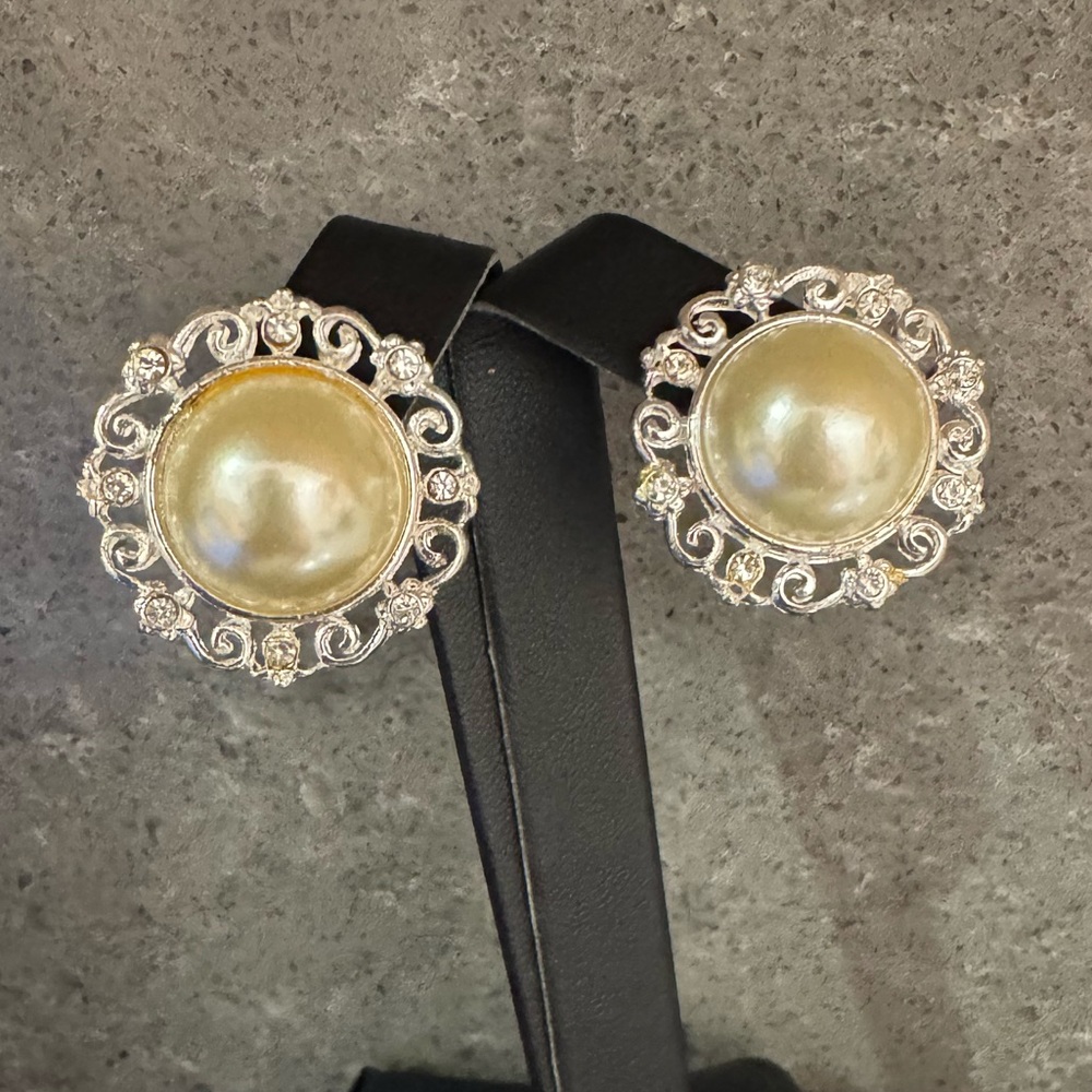Elegant Vintage Avon Costume “ Pearl” Pierced Earrings